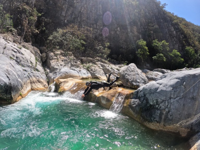 Persona saltando en un cañón acuático