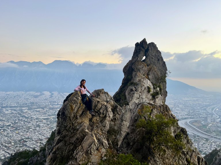 Persona en Nido de los Aguiluchos con vista a la montaña